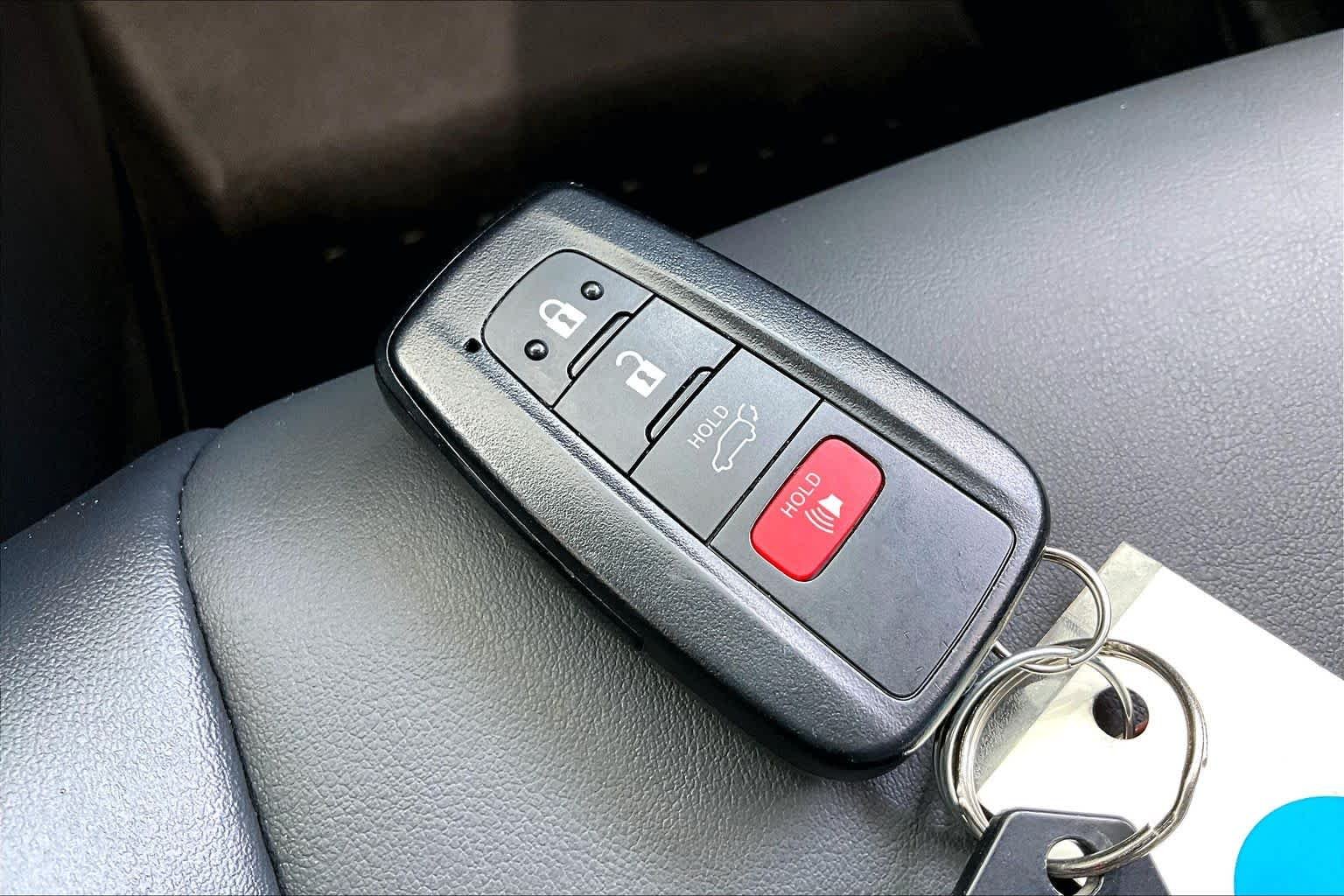 Used 2022 Blizzard Pearl/Midnight Black Metallic Toyota Hybrid XSE image 15
