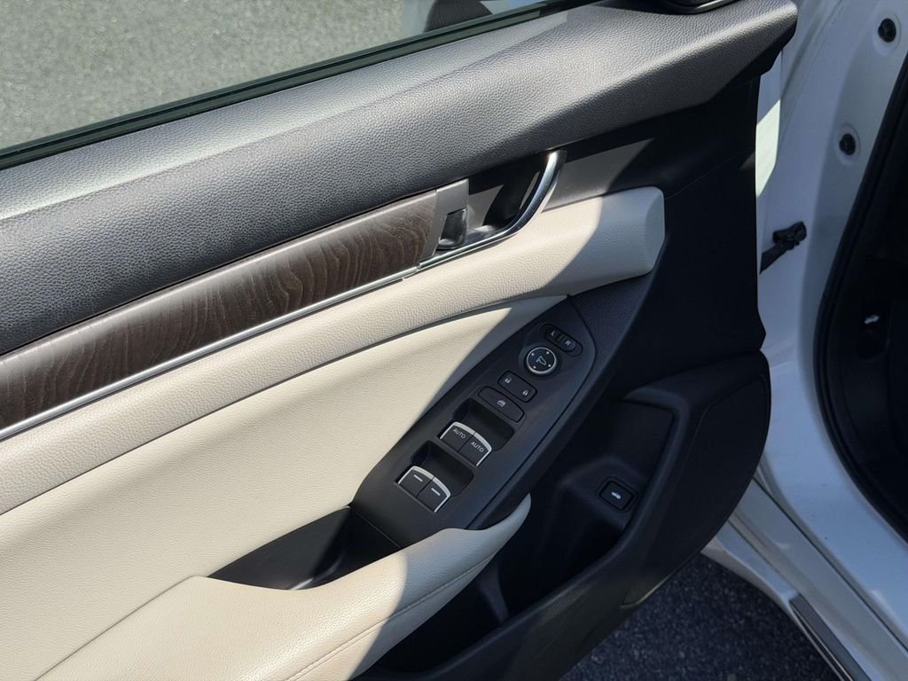 Used 2018 White Honda EX image 16