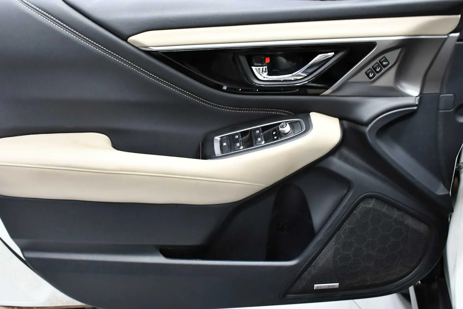 Used 2022 Crystal White Pearl Subaru Limited image 14