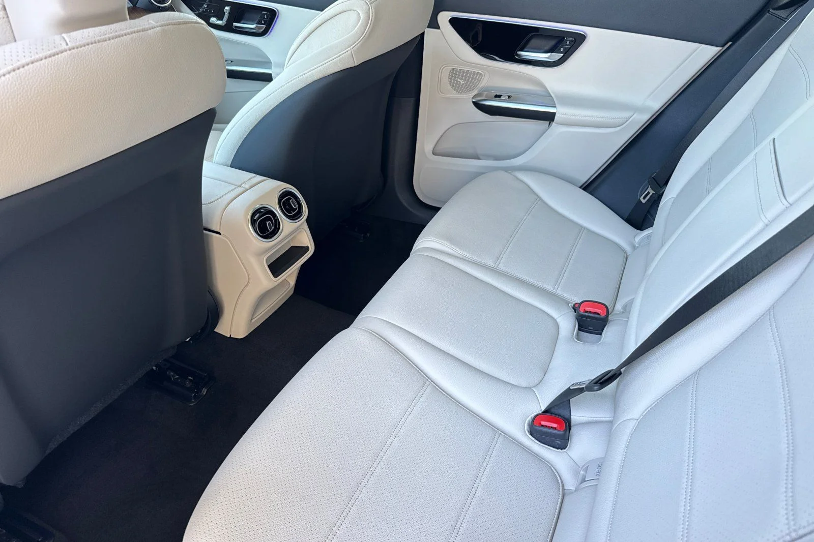 New 2027 Polar White Mercedes-Benz GLC 300 image 9