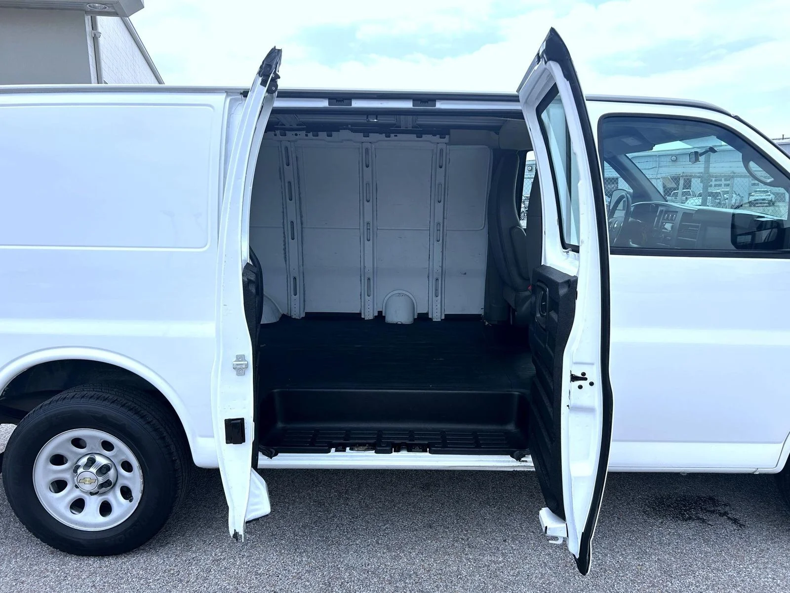 Used 2014 White Chevrolet Work Van image 19