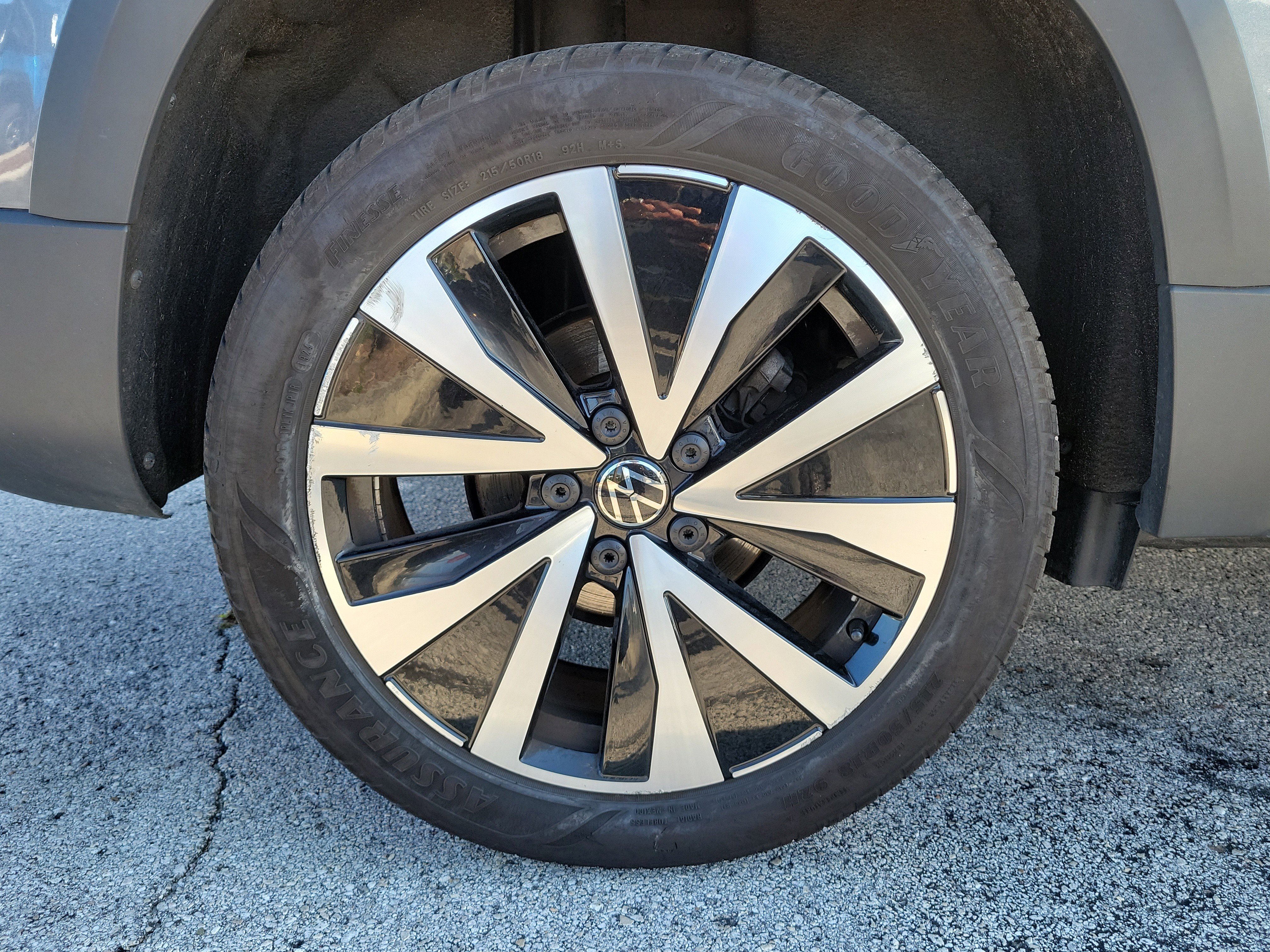 Used 2023  Volkswagen SE image 8