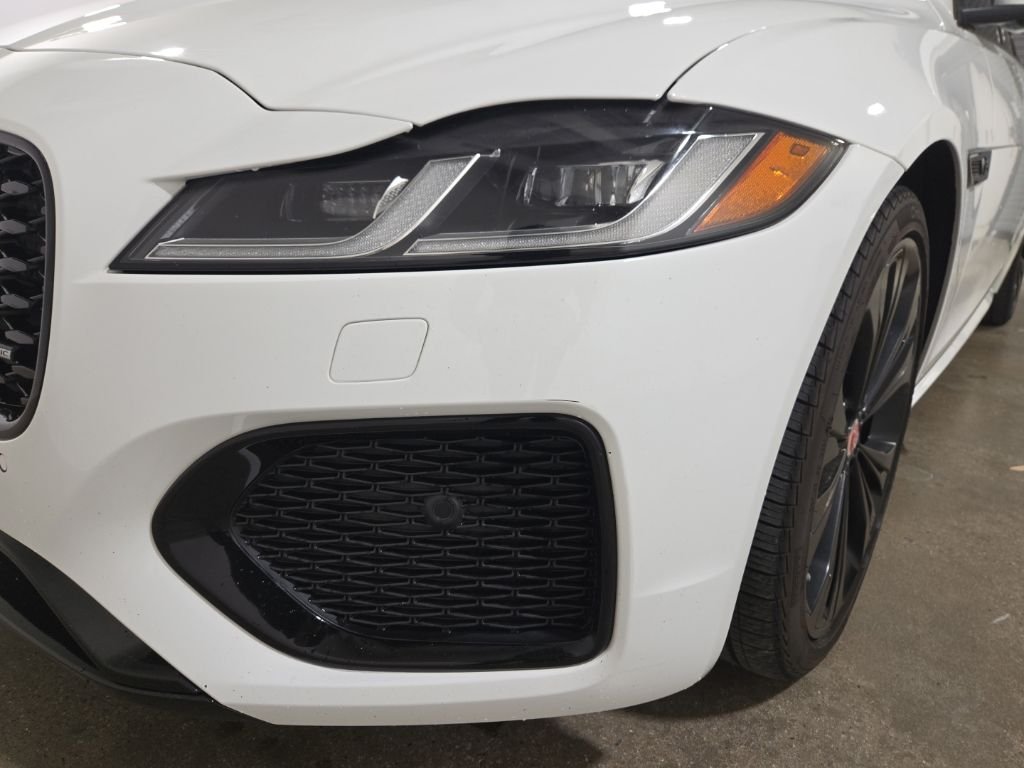 Used 2022 Fuji White Jaguar R-Dynamic SE image 30