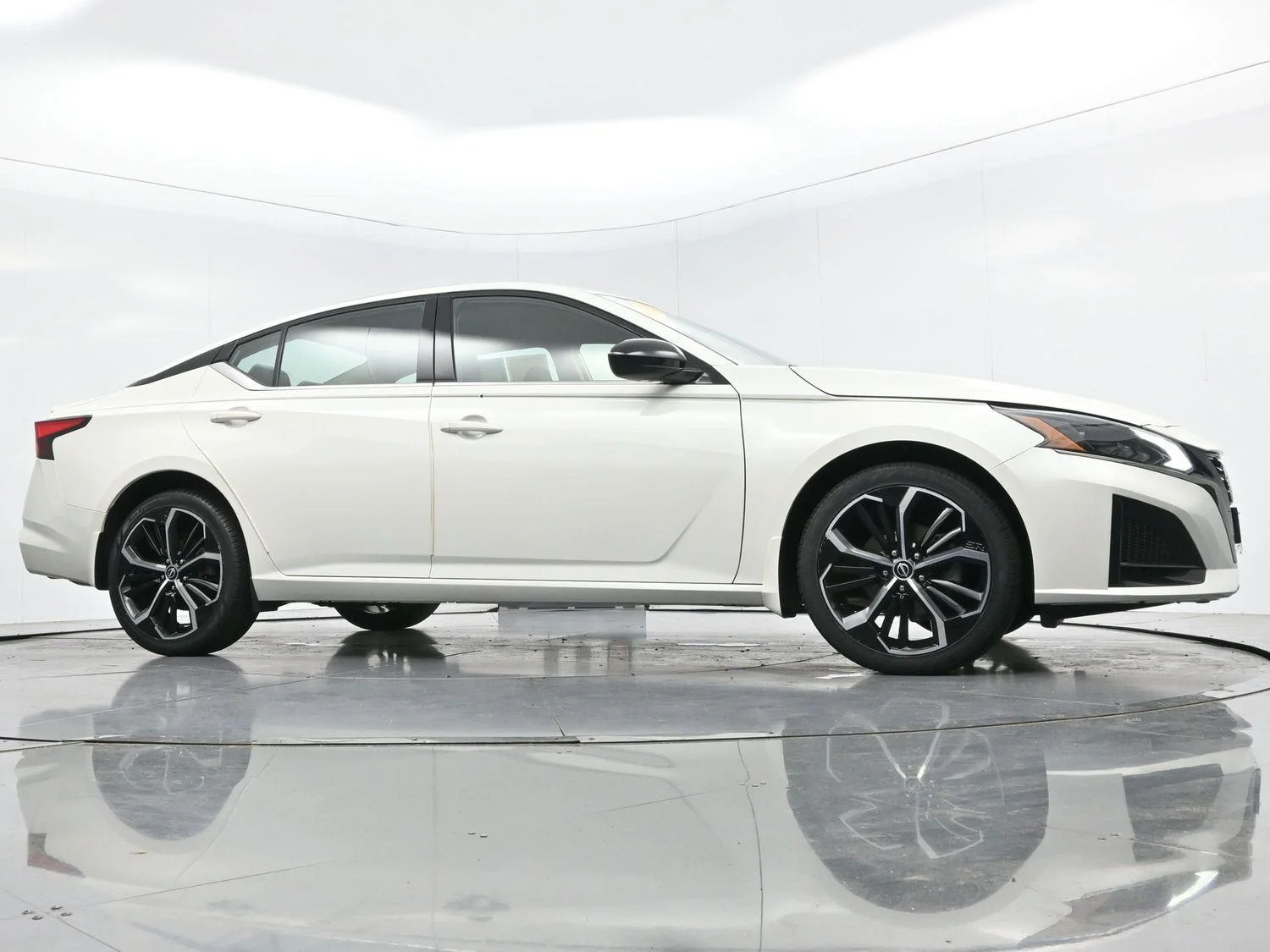 Used 2023 Pearl White Tricoat Nissan 2.5 SR image 40