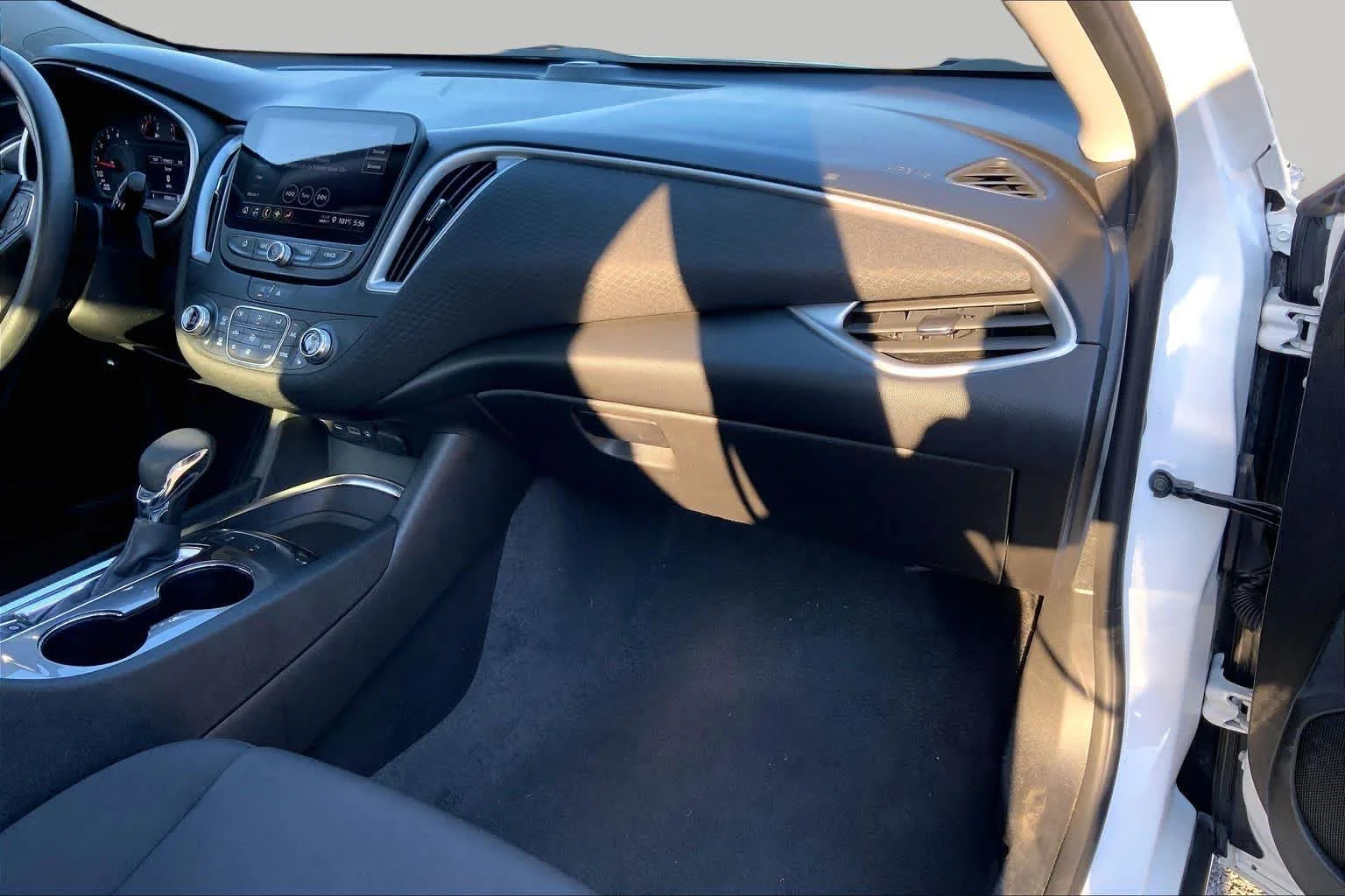 Used 2024 Summit White Chevrolet LT image 19