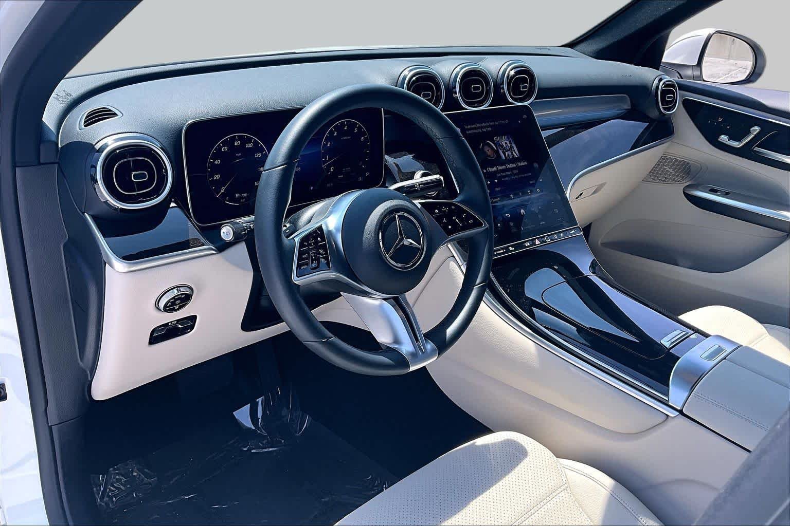 Used 2025 Polar White Mercedes-Benz GLC 300 image 35