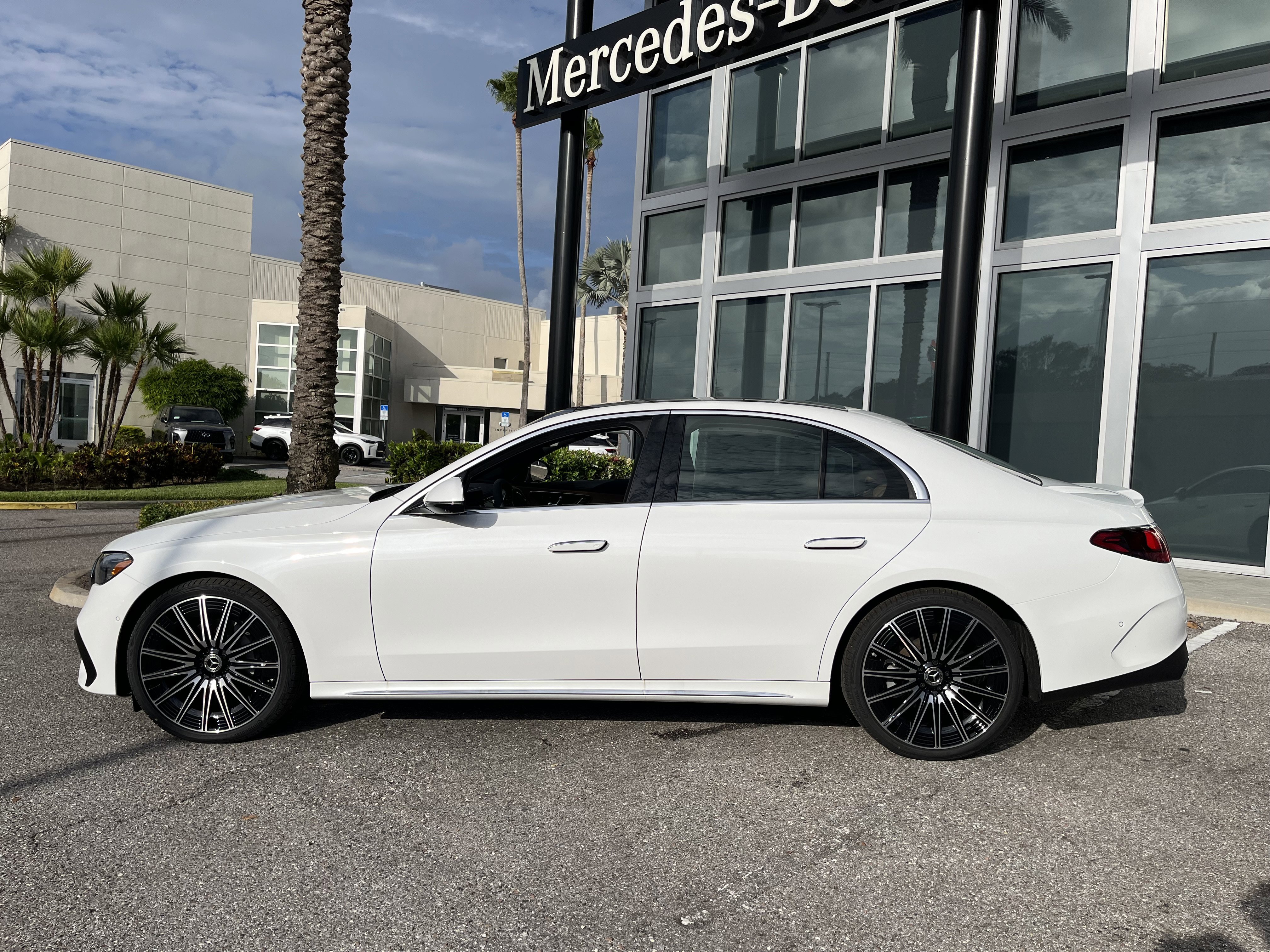 New 2026 MANUFAKTUR Moonlight White Metallic Mercedes-Benz E 350 image 31