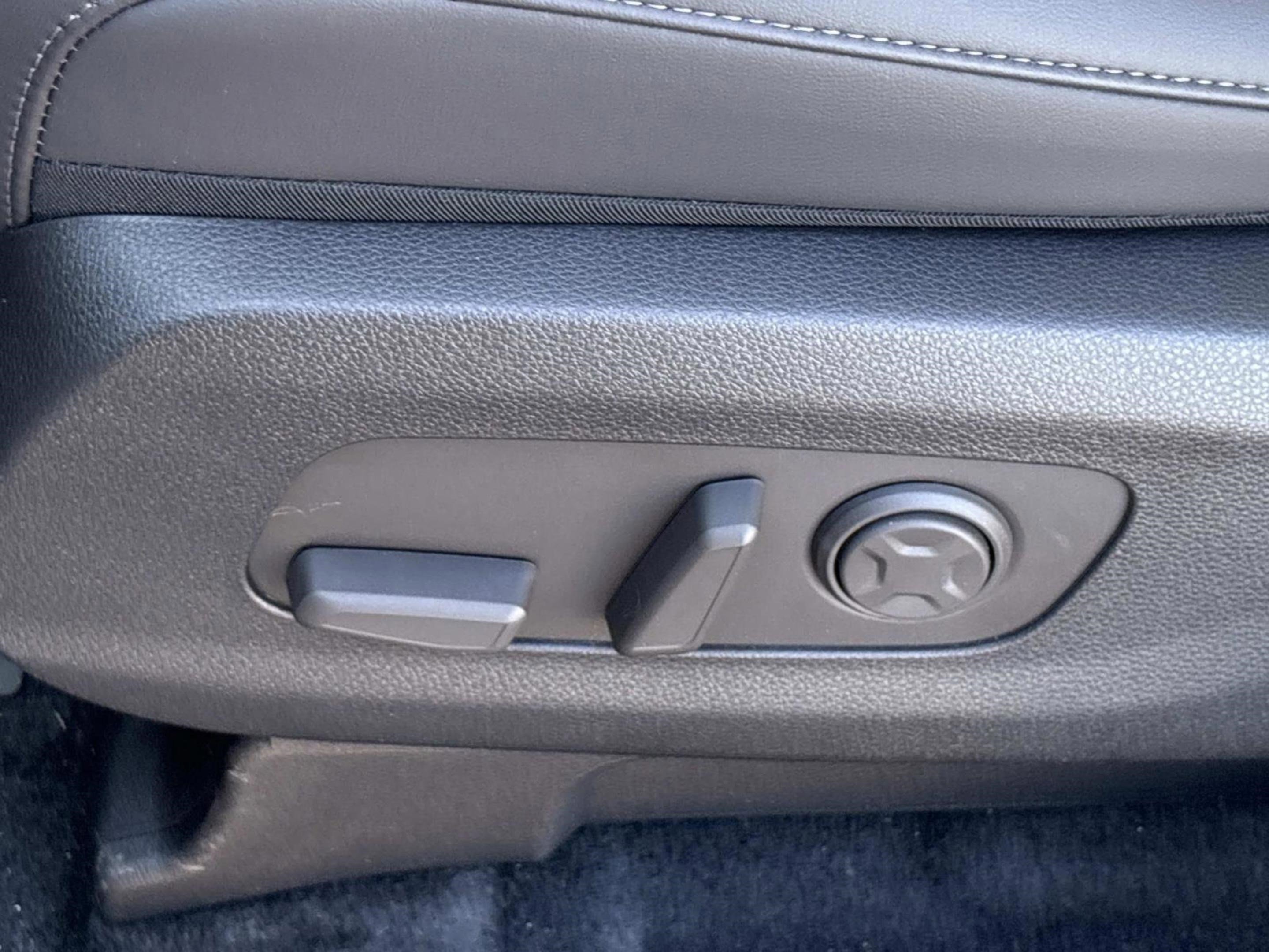New 2026 Ivory Silver Kia EX image 20