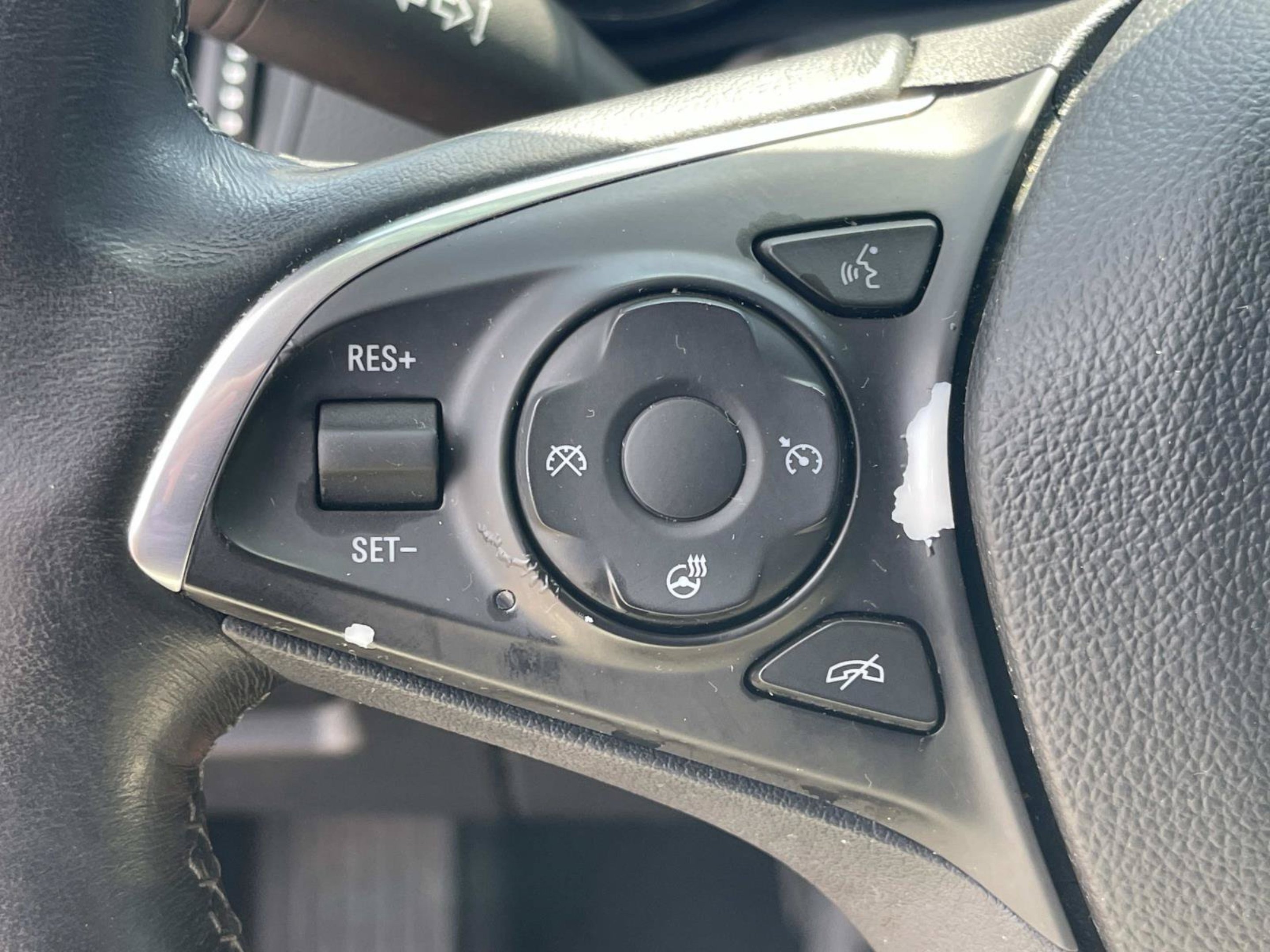 Used 2020 Ebony Twilight Metallic Buick Essence image 37