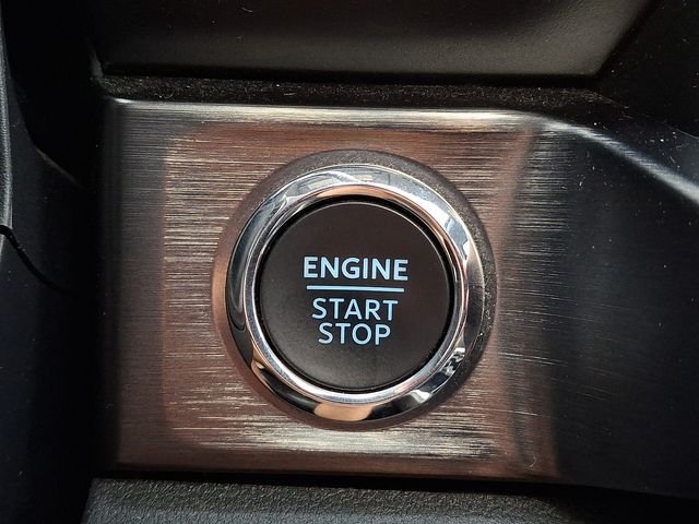 Used 2023  Ford Lariat image 23