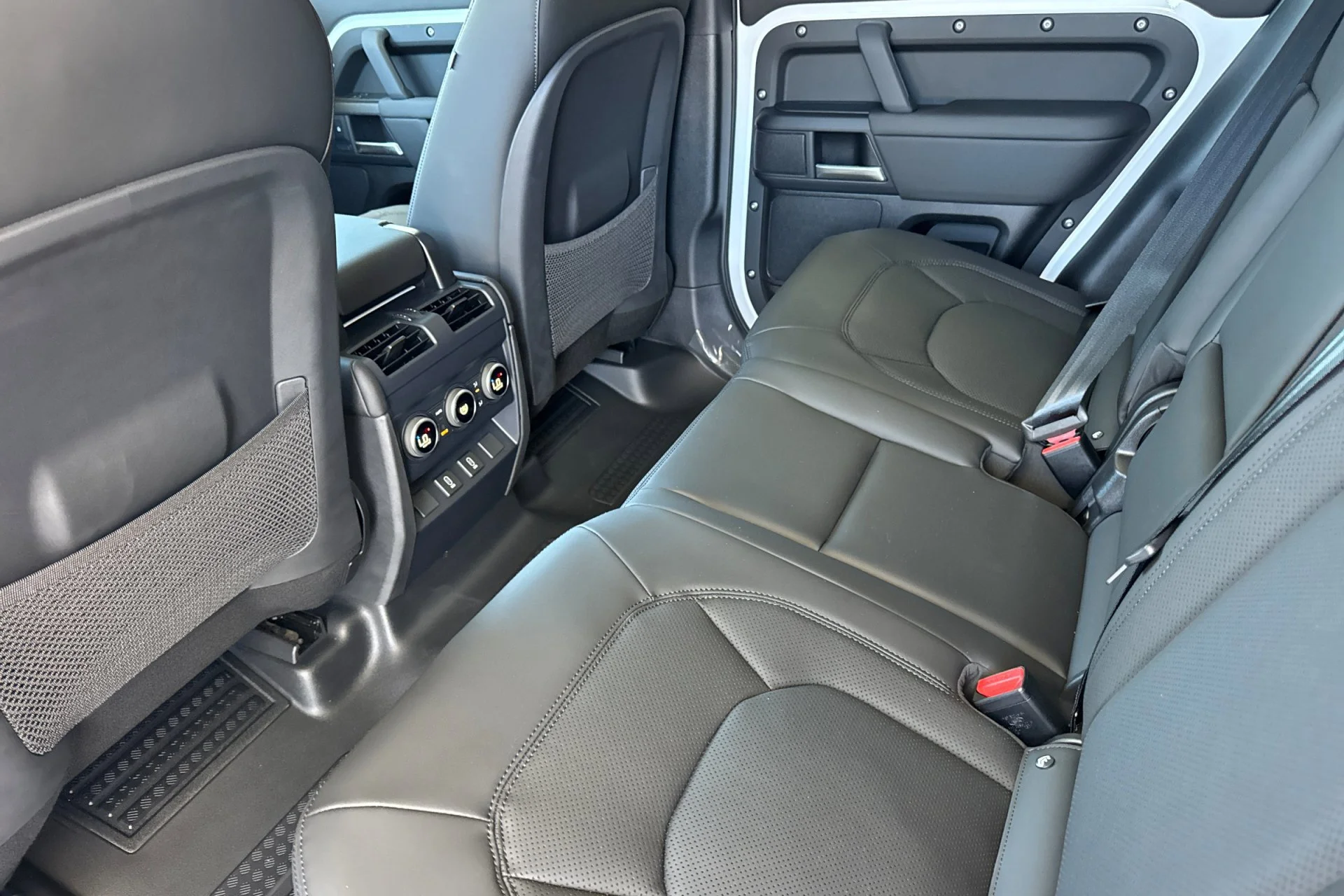 New 2026 Fuji White Land Rover X-Dynamic SE image 4