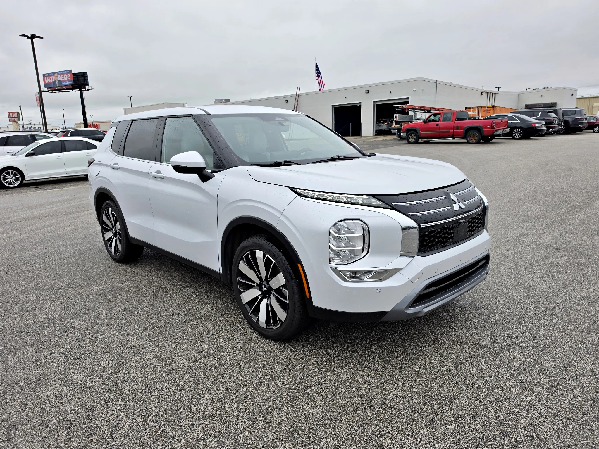Used 2025 White Diamond Mitsubishi SE image 4