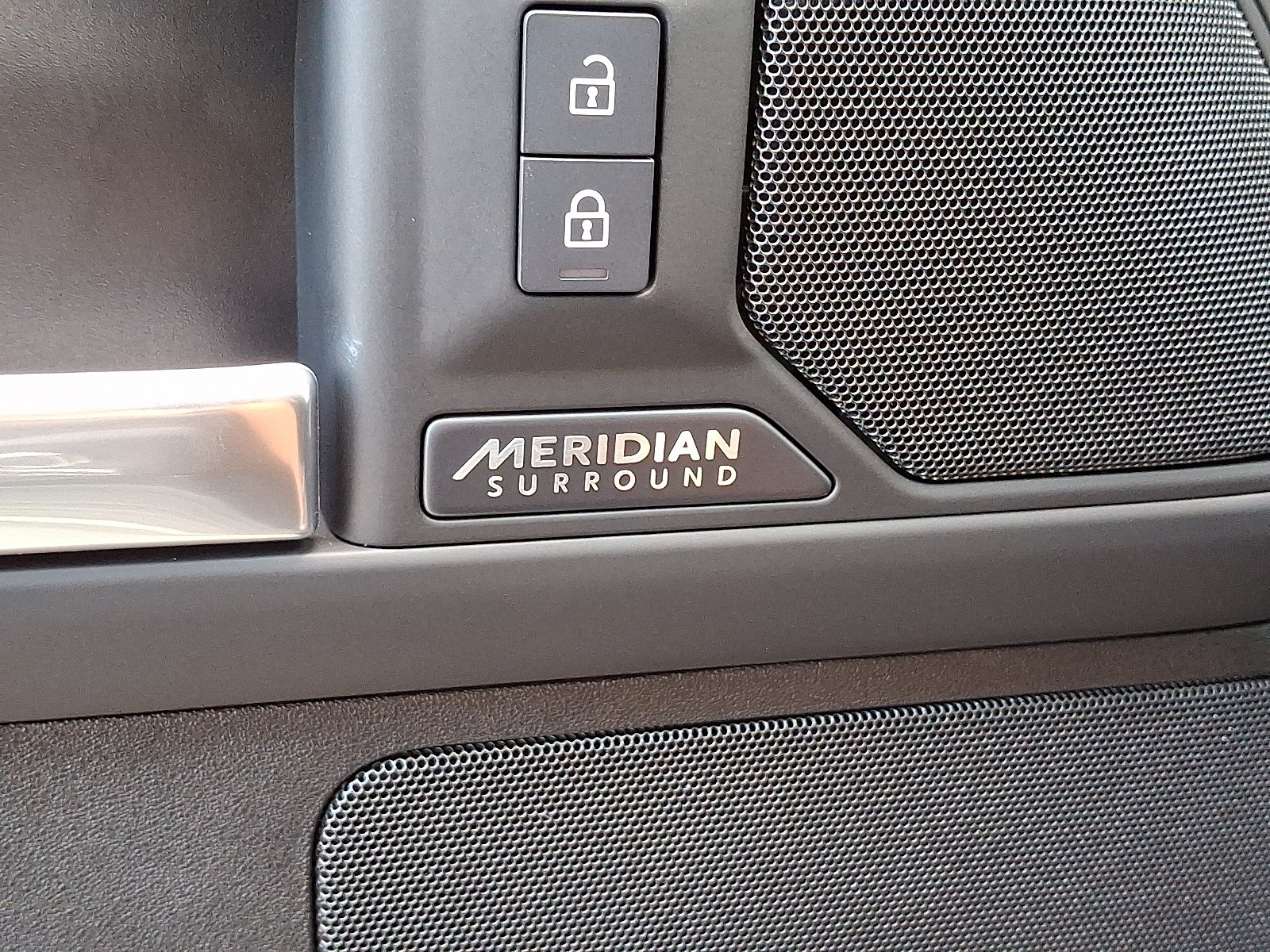 2025 Land Rover Defender X-Dynamic SE - Photo 27