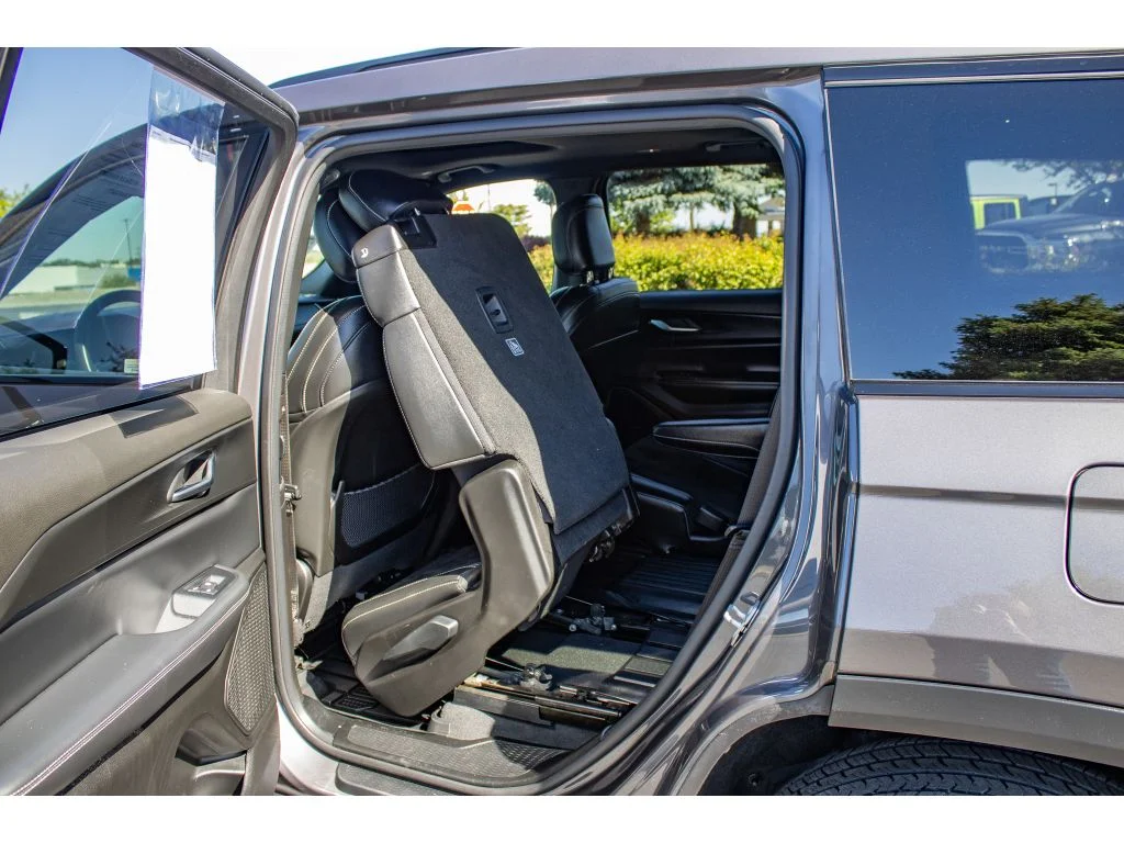 Used 2023 Baltic Gray Metallic Clearcoat Jeep Altitude image 20