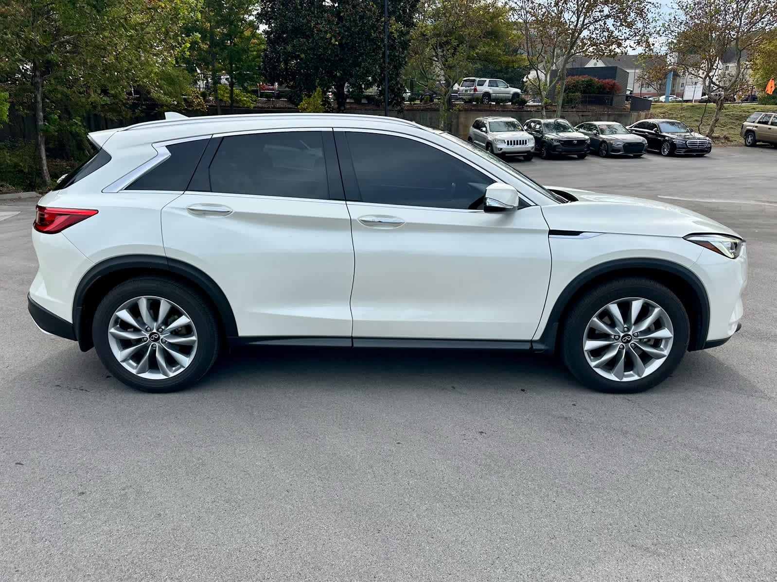 Used 2021 Majestic White INFINITI LUXE image 4