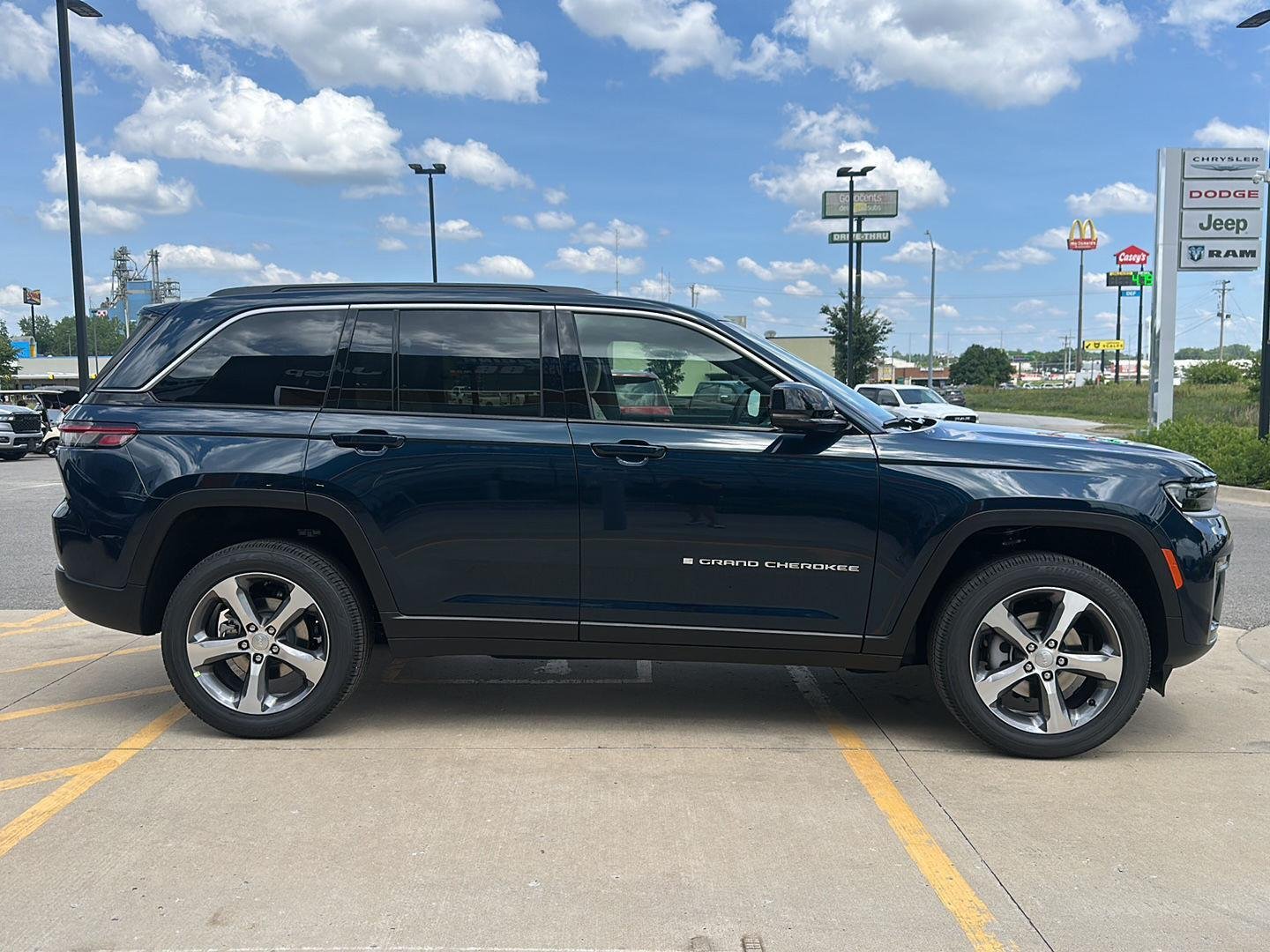 New 2026 Fathom Blue Pearl-Coat Exterior Paint Jeep Limited image 4