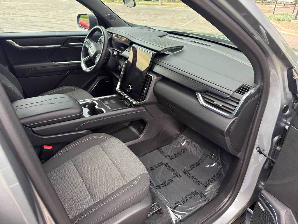 Used 2025 Sterling Metallic GMC AWD Elevation image 10