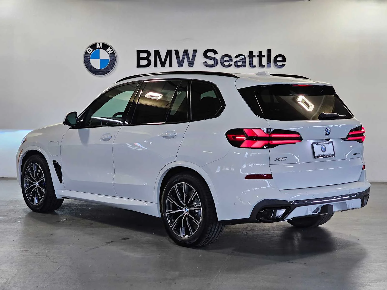 New 2026 Alpine White BMW xDrive50e image 4
