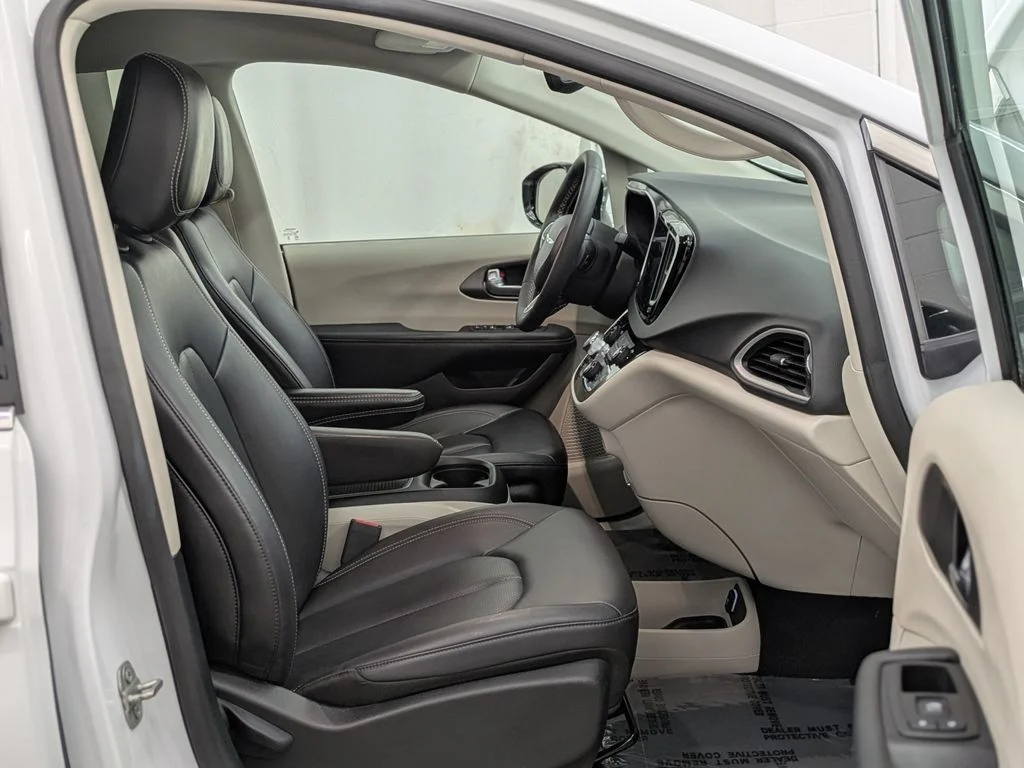 Used 2024 White Chrysler Touring L image 18