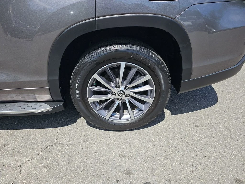 Used 2018 Gray Toyota XLE image 32