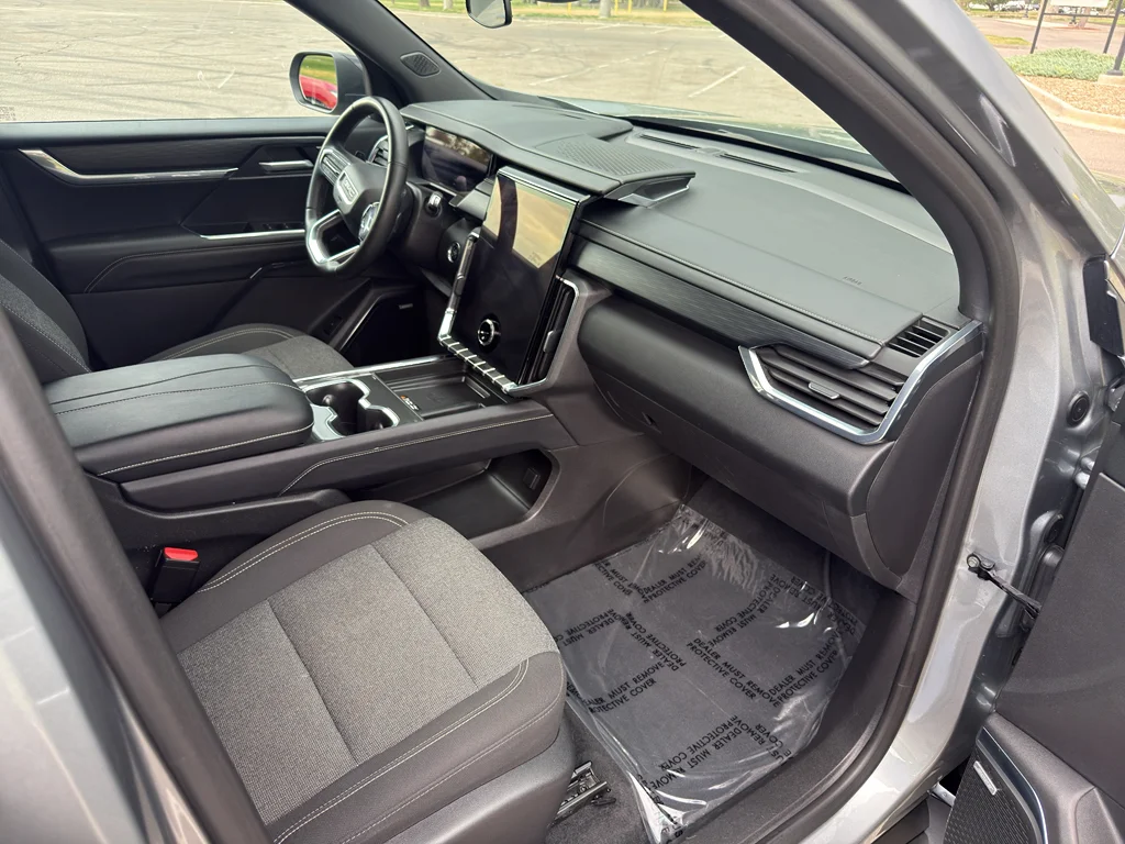 Used 2025 Sterling Metallic GMC AWD Elevation image 10