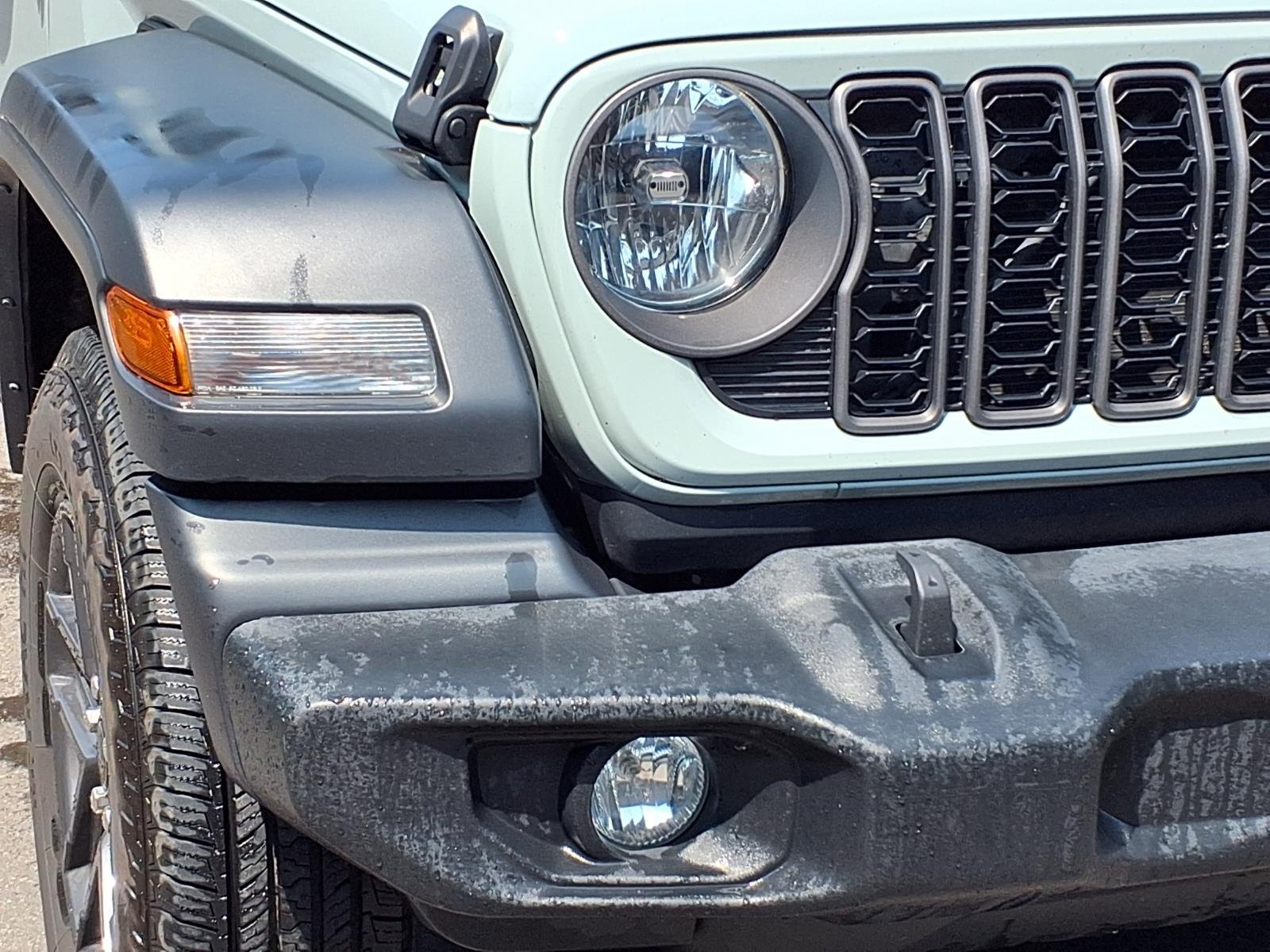 Used 2024 Earl Clear Coat Jeep Sport image 25