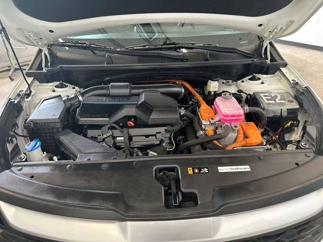 Certified Used 2023 Snow White Pearl Kia LX image 19
