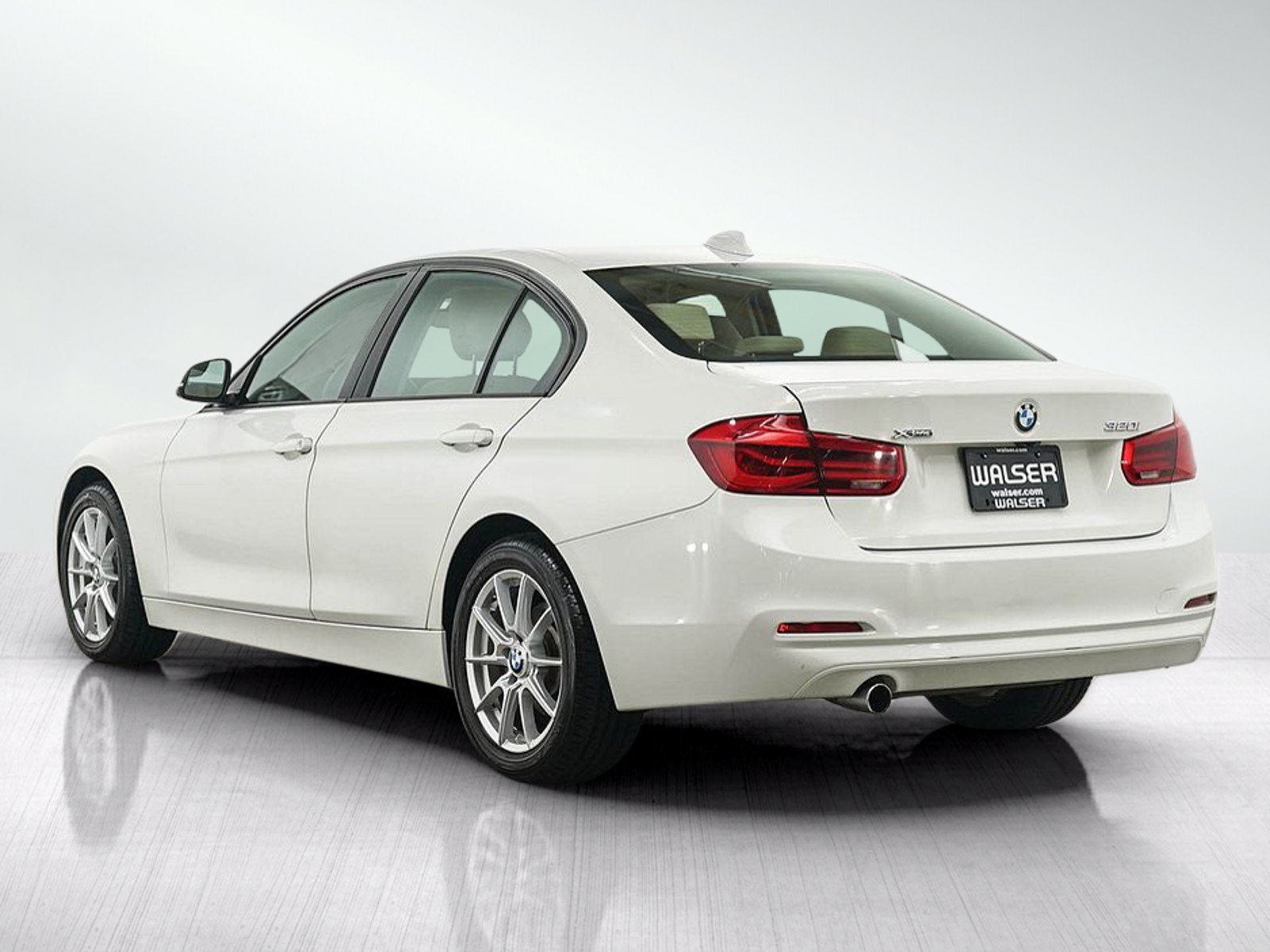 Used 2018 Alpine White BMW 320i xDrive image 3