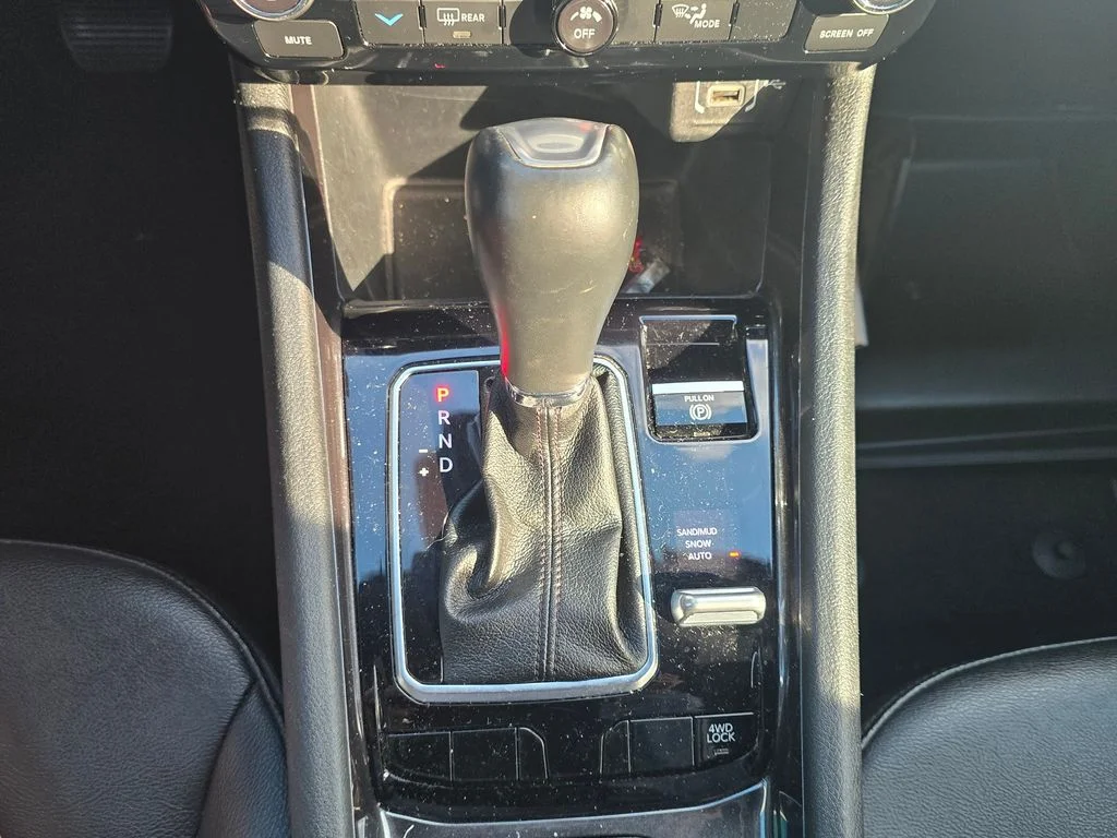 Used 2024 White Jeep Latitude image 30