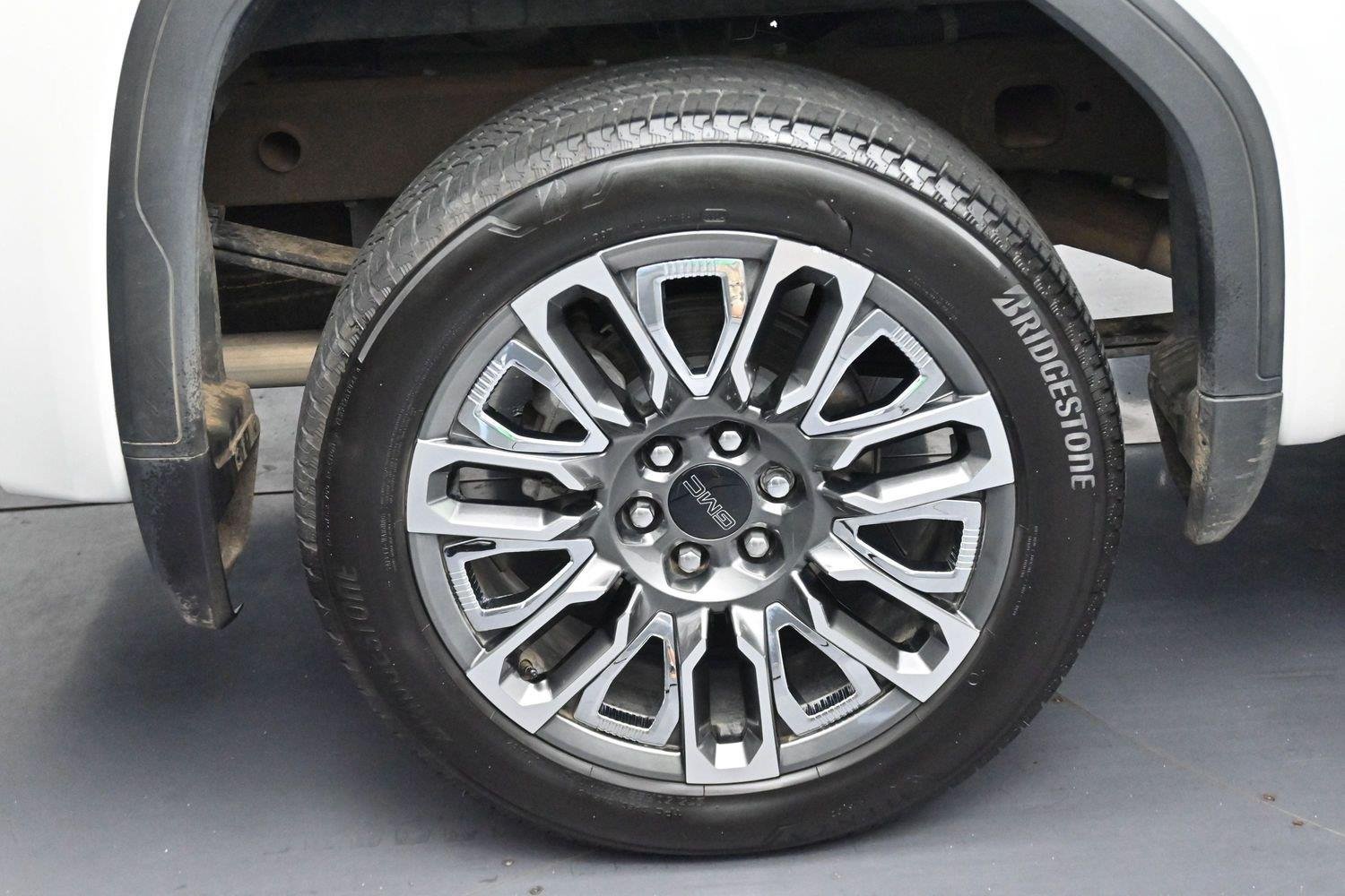 Used 2025 White Frost Tricoat GMC Denali Ultimate image 36