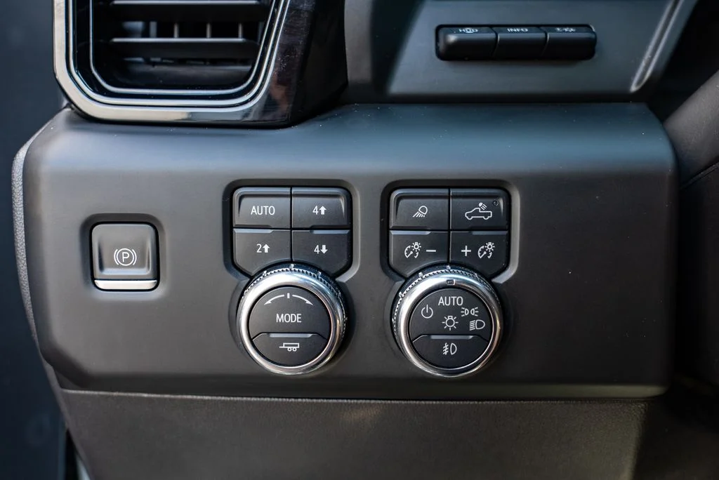 Used 2022 White GMC AT4X image 21