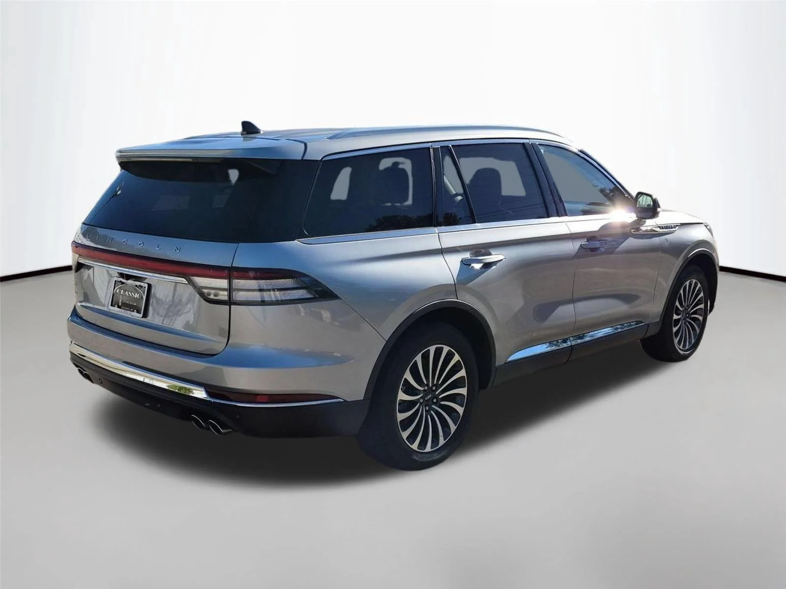 Used 2023 Silver Radiance Metallic Clearcoat Lincoln Standard image 5
