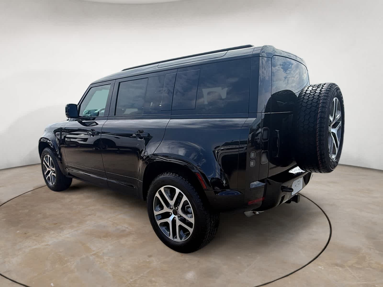 New 2026 Santorini Black Land Rover X-Dynamic SE image 3