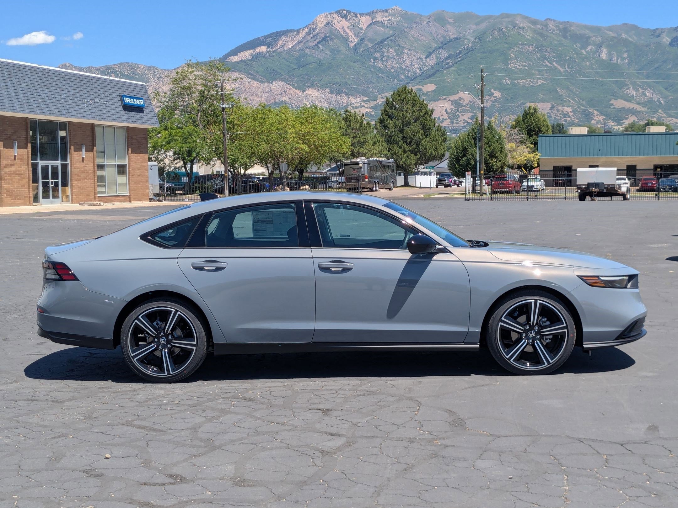 New 2026 Urban Gray Pearl Honda SE image 2