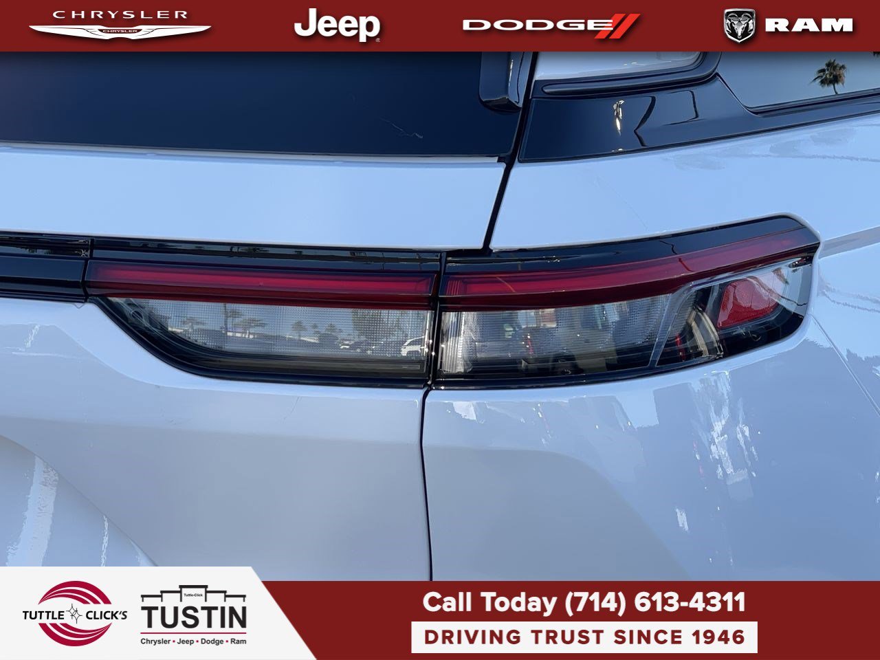 New 2026 Bright White Clear-Coat Exterior Paint Jeep Laredo Altitude image 9