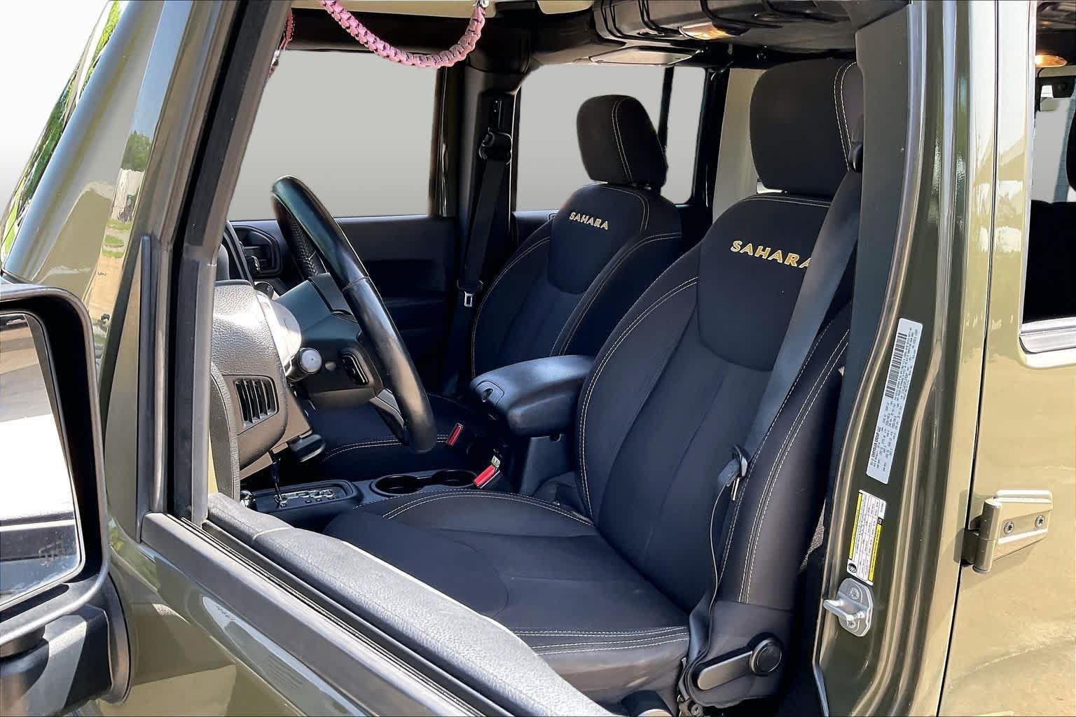 Used 2015 Tank Clearcoat Jeep Sahara image 8