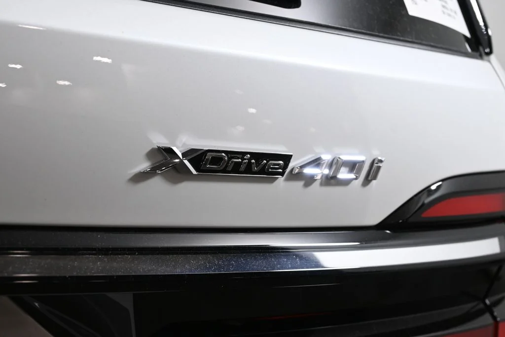 Used 2027 White BMW xDrive40i image 43