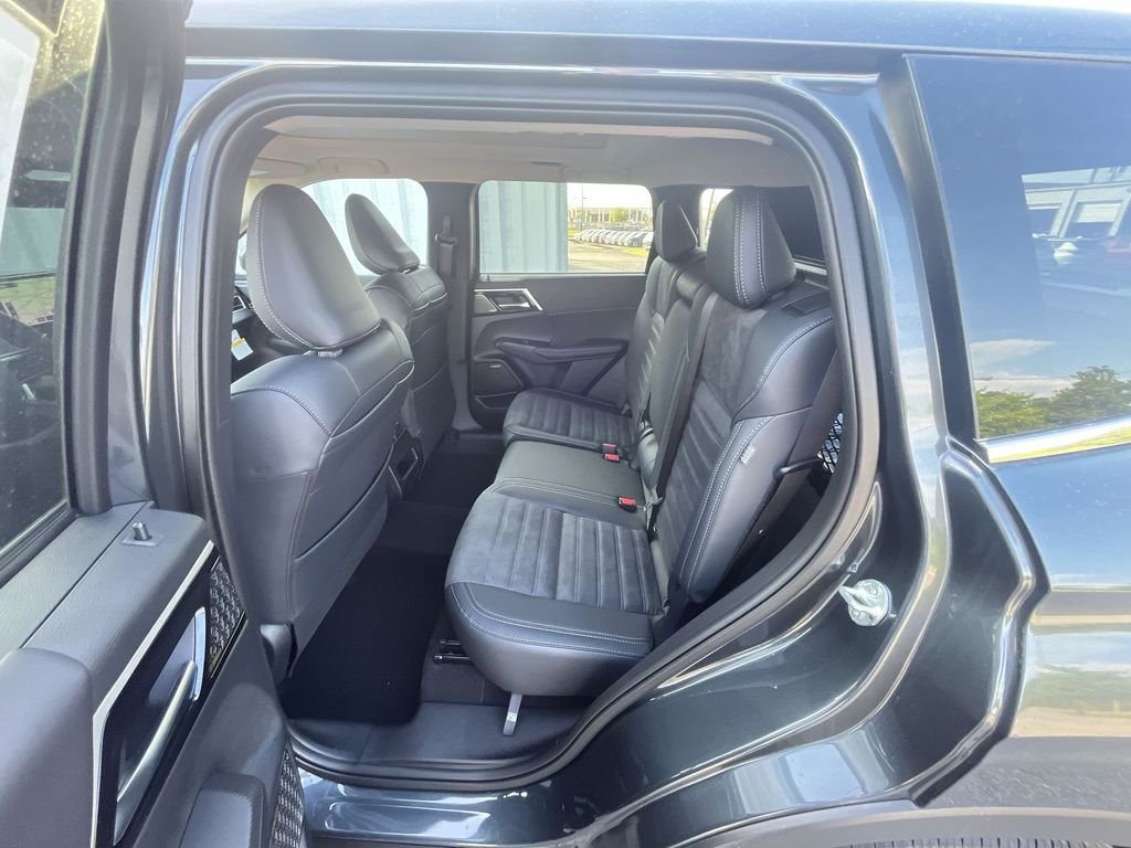 2025 Mitsubishi Outlander SE - Photo 23
