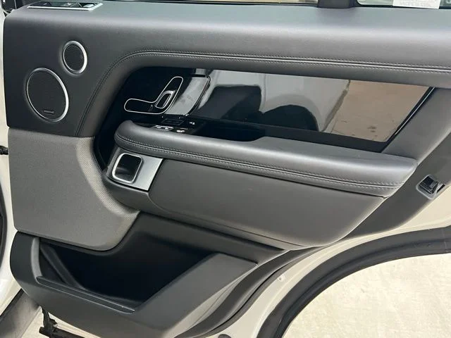 Used 2018 White Land Rover HSE image 30