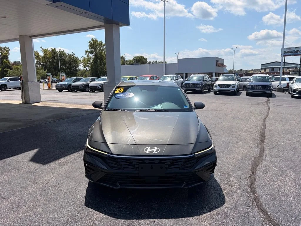 Used 2024 Amazon Gray Hyundai SEL image 2