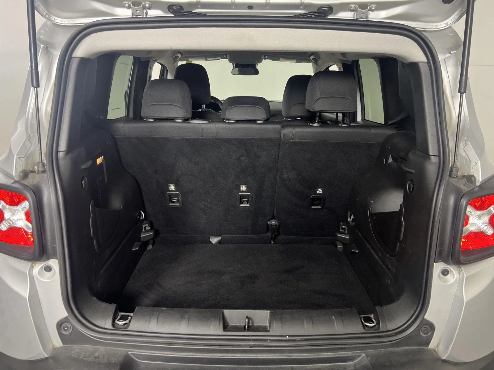 Used 2021 Glacier Metallic Jeep Latitude image 21