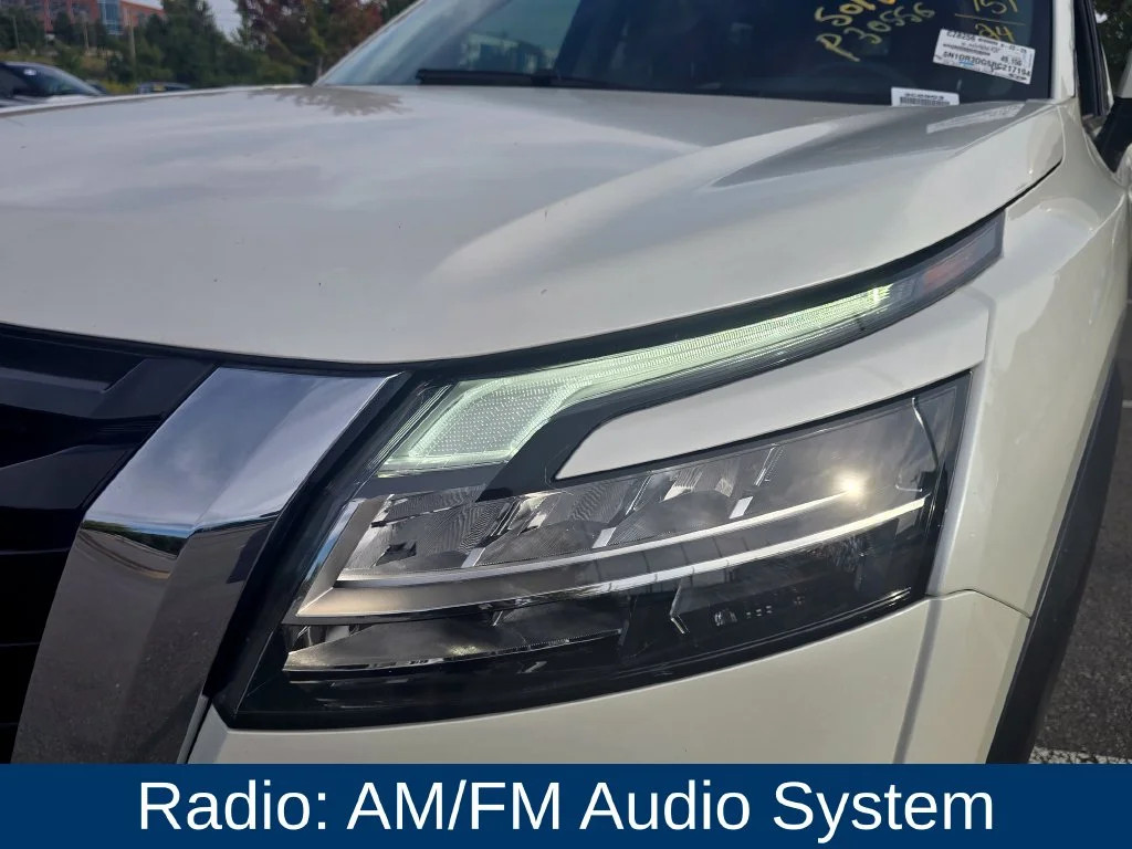 Used 2024 White Nissan Platinum image 6