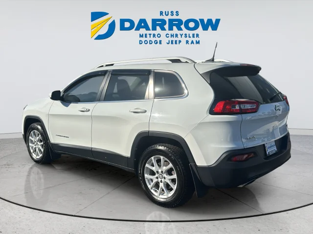 Used 2017 White Jeep Latitude image 3