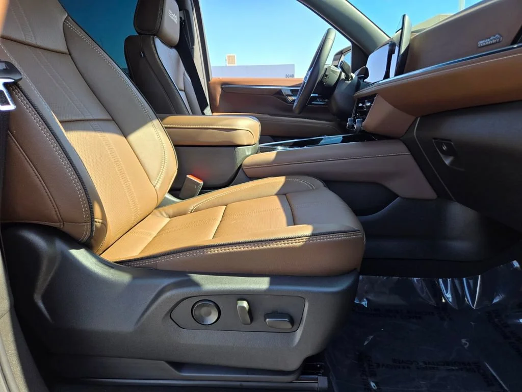 Used 2025 Iridescent Pearl Tricoat Chevrolet High Country image 19