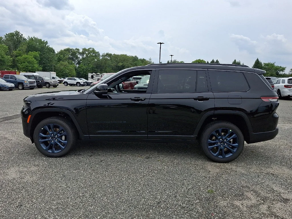 New 2026 Diamond Black Crystal Pearl-Coat Exterior Paint Jeep 85th Anniversary Edition image 5