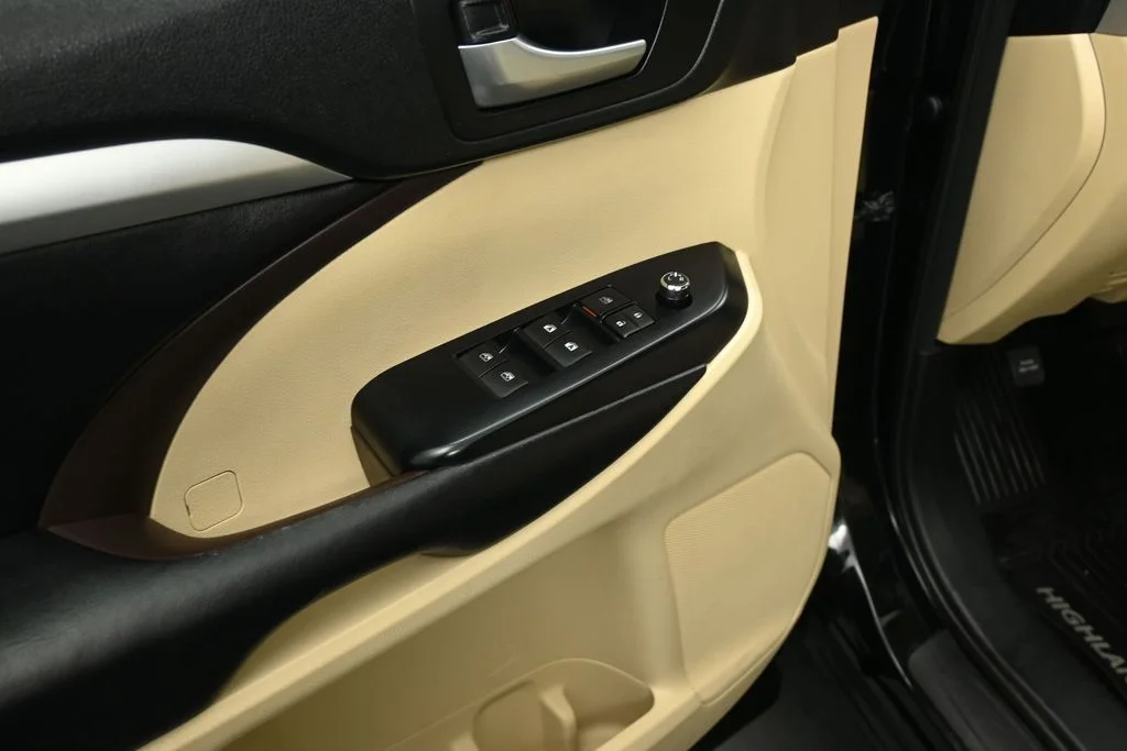 Used 2018 Black Toyota XLE image 8