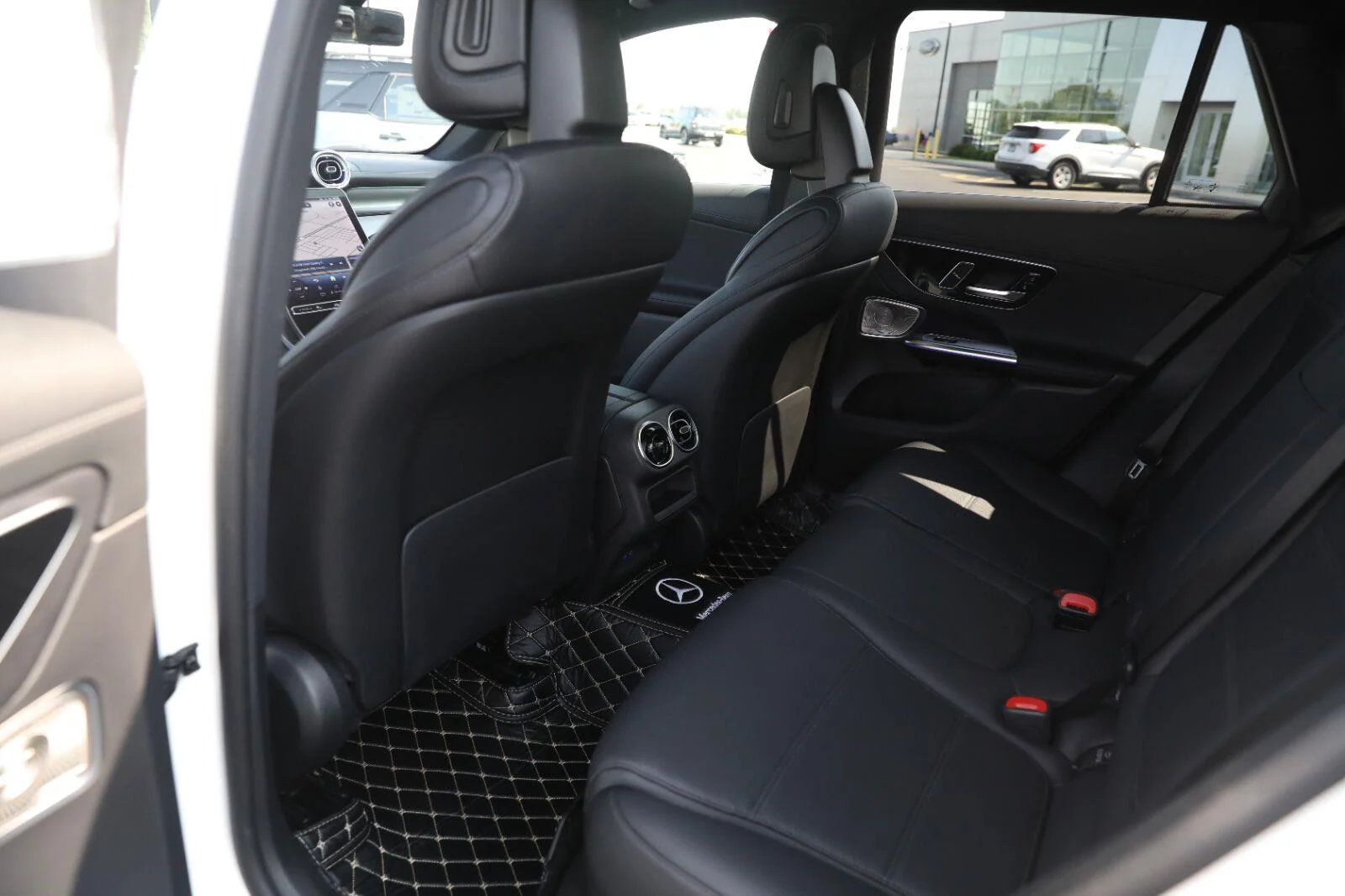 Used 2023 Polar White Mercedes-Benz GLC 300 image 29