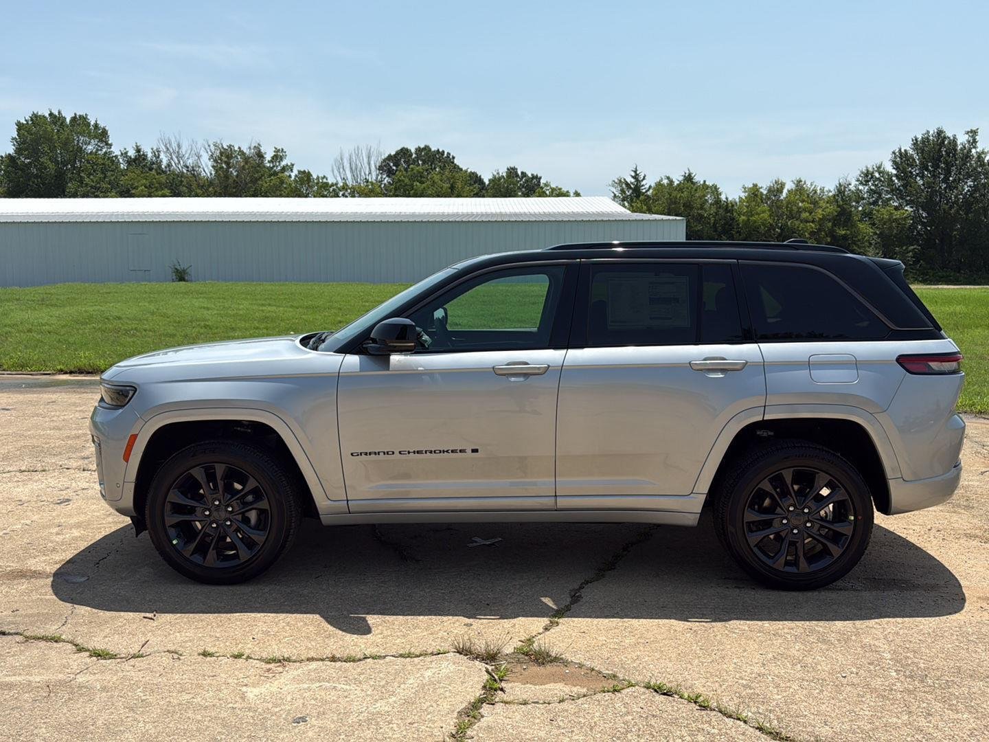 New 2026 Silver Zynith Exterior Paint Jeep Limited Reserve image 4