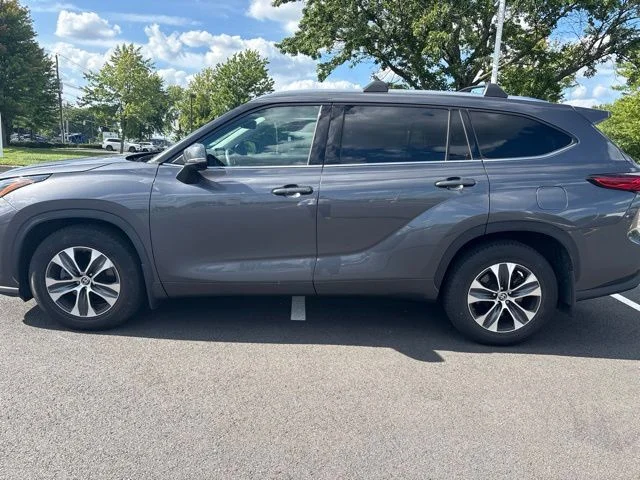 Used 2021 Gray Toyota XLE image 4