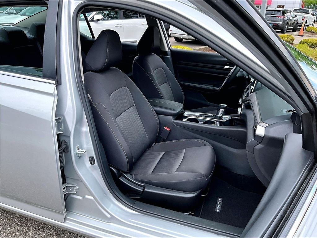 Used 2024 Silver Nissan 2.5 SV image 11